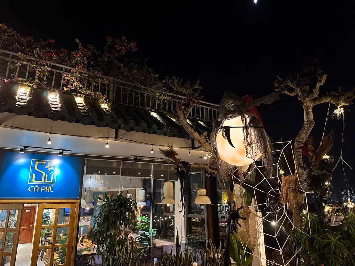Sứ Cà Phê là quán cà phê trang trí Halloween ở Hà Nội khiến nhiều người thích thú. Ảnh: @SucapheHN