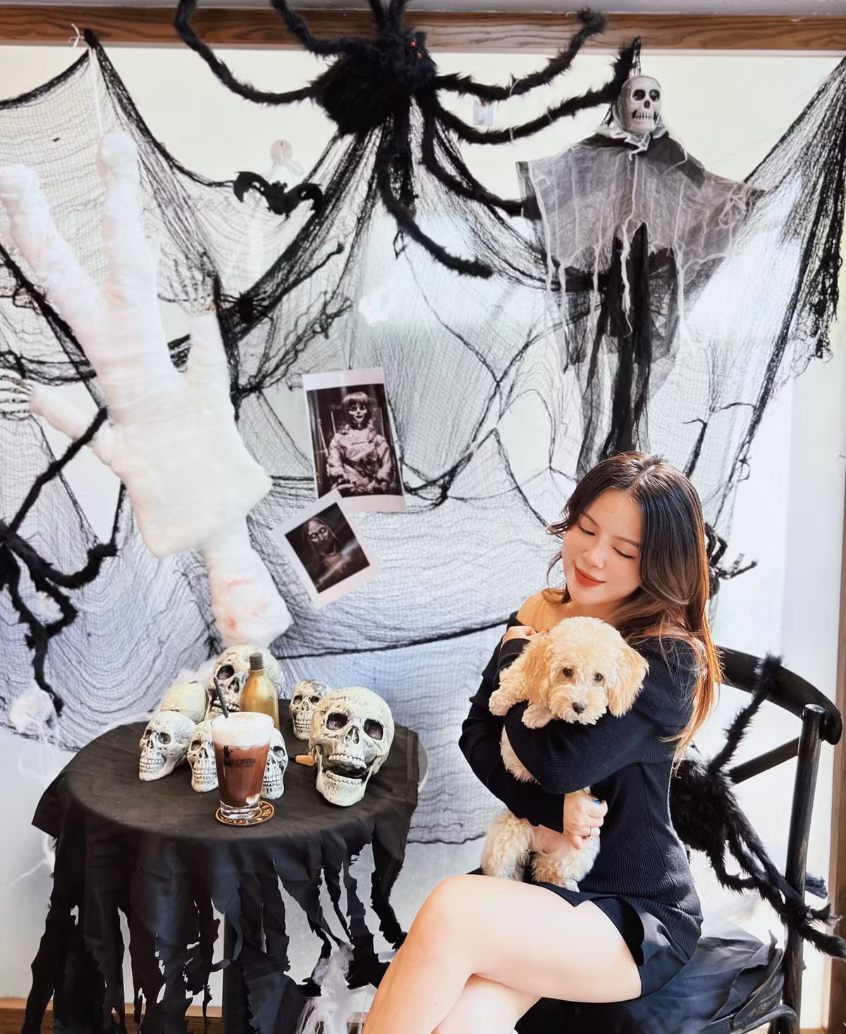 Chỉ cần lên đồ ma mị một chút là bạn có thể rinh ngay về được những bức ảnh sống ảo cực chất đúng tinh thần mùa Halloween. Địa chỉ: 36 Hào Nam, Đống Đa. Ảnh: Đỗ Thanh Huyền