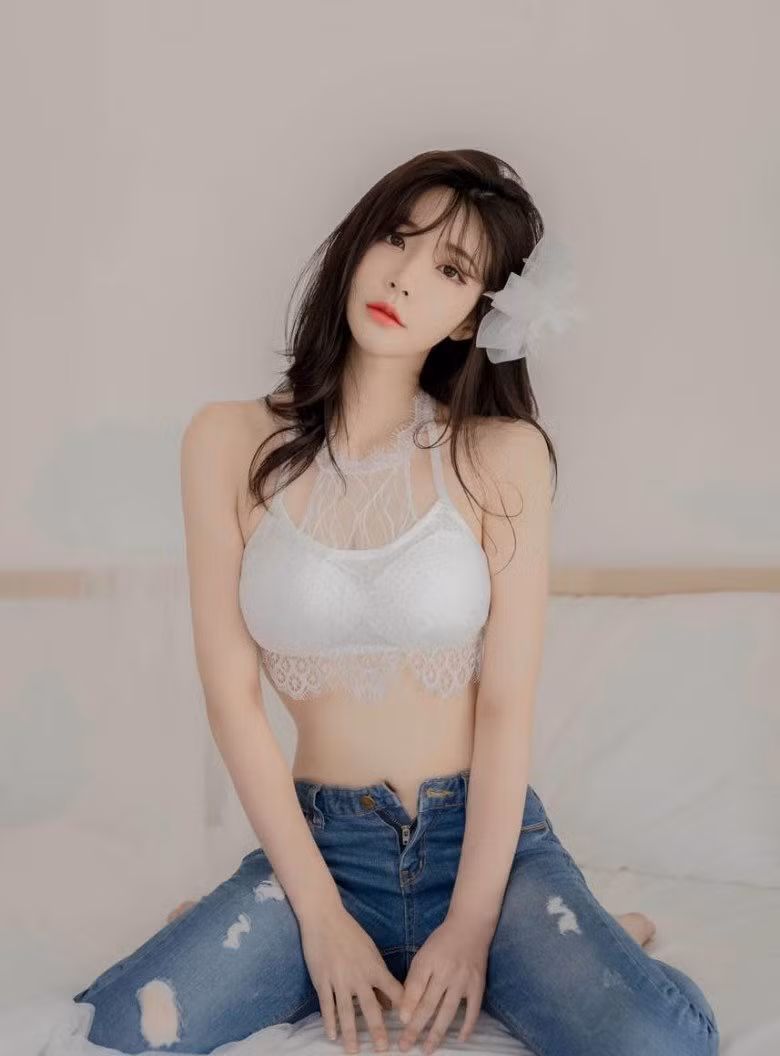 Khi nhắc đến những hot girl Hàn Quốc có phong cá¢h nữ tính không thể không nhắc đến Yoo Gyeong.