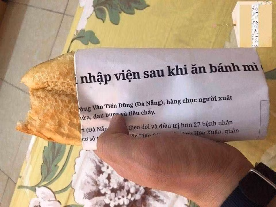 Nội dung trên tờ giấy gói khiến người ăn cảm thấy ái ngại.