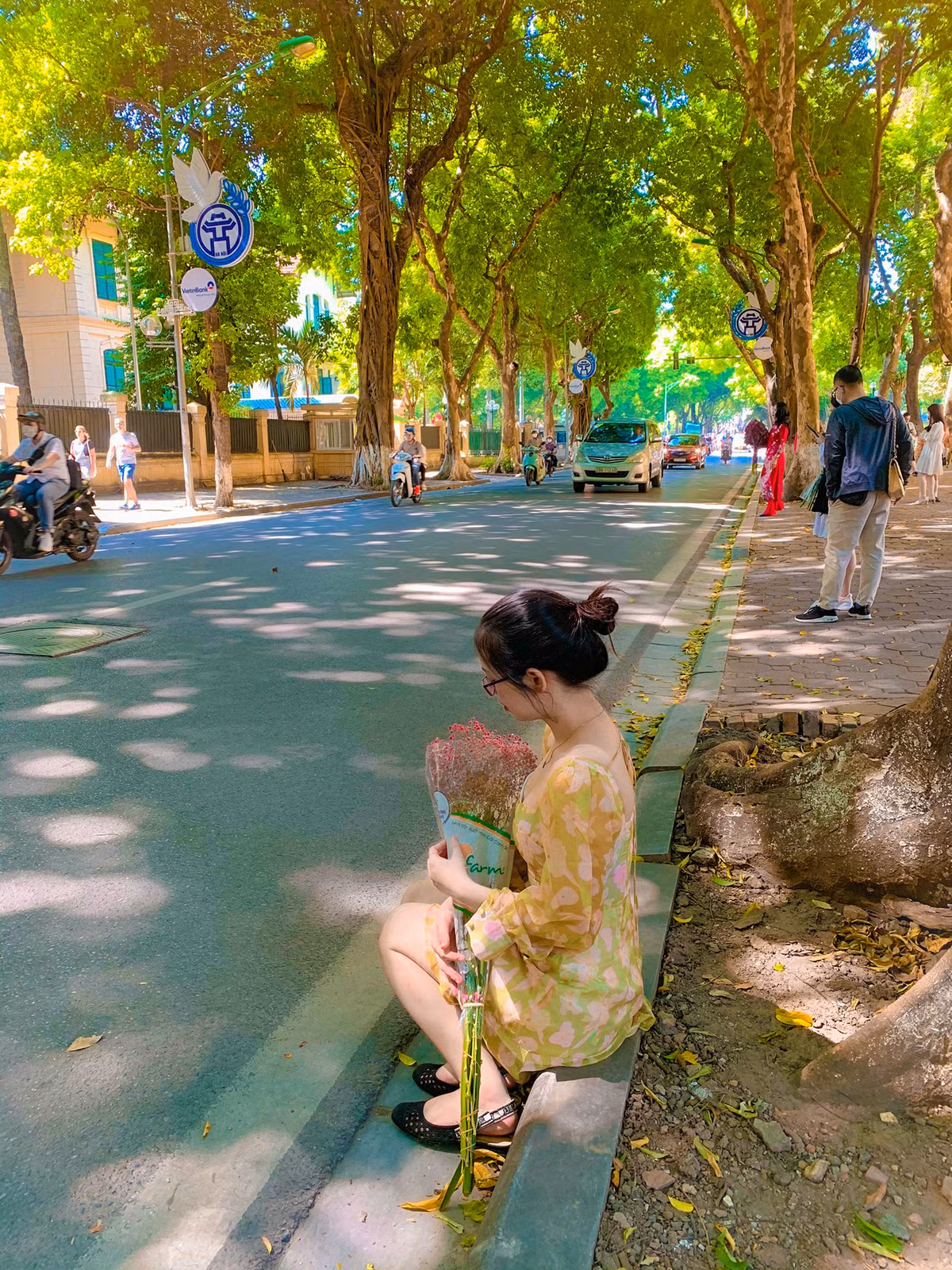Nếu không chụp ảnh, giới trẻ đến check in có thể chọn một quán cà phê bất kỳ trên phố để vừa nhâm nhi đồ uống, ngắm đường sá và hít hà không khí trong trẻo của mùa thu Hà Nội. Ảnh: Đỗ Bích Thùy
