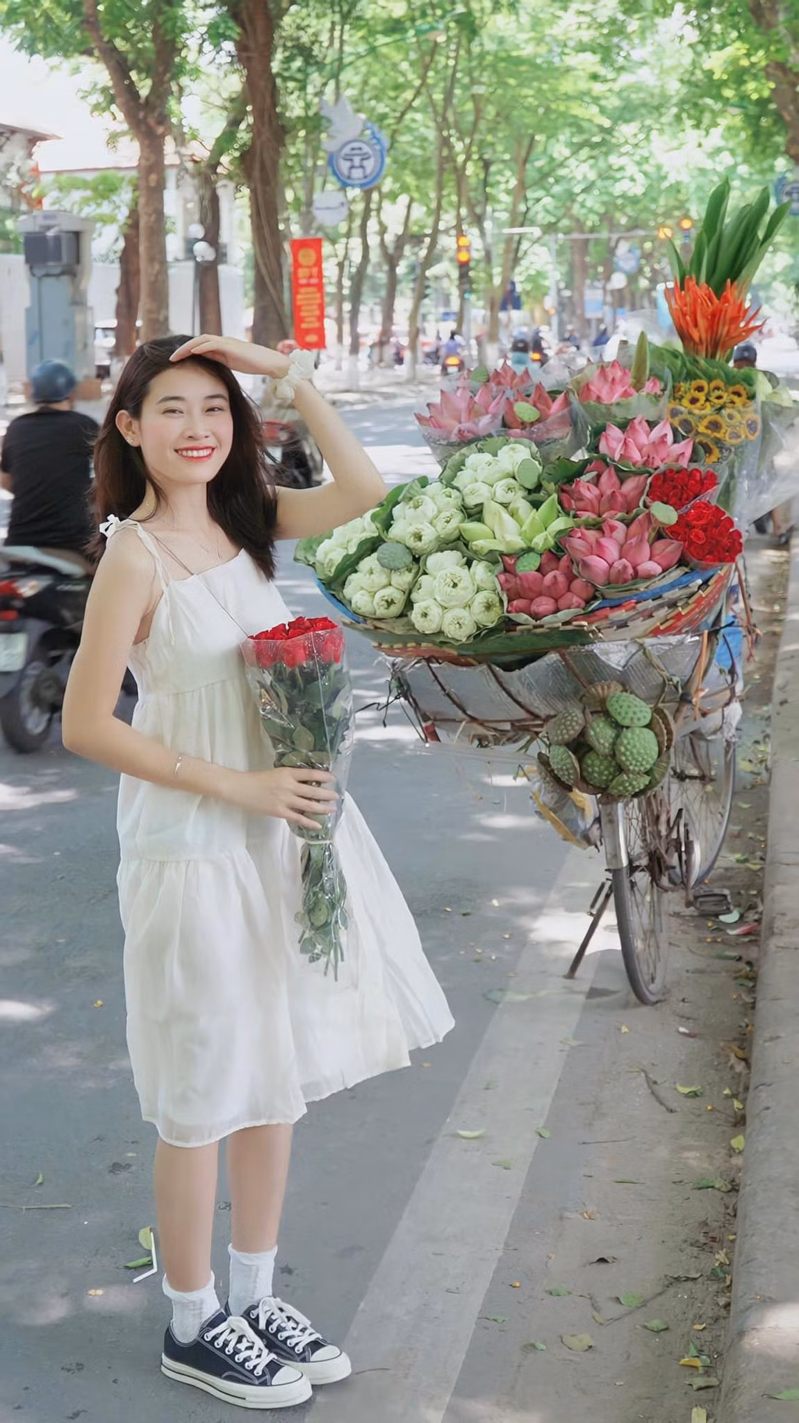 Trời thu, bầu không khí càng thêm lãng mạn dưới ánh nắng vàng dịu nhẹ hắt qua hàng cổ thụ hai bên đường trở thành khung cảnh tuyệt đẹp để check in. Ảnh: Phương Tali