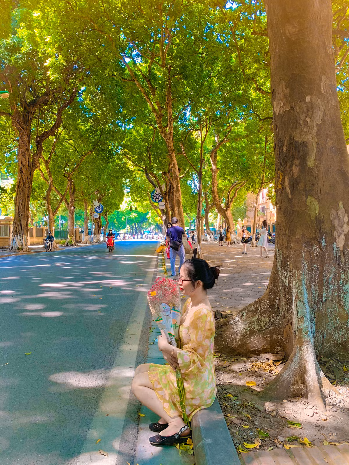 Xe hoa trở thành điểm check in đặc trưng cho bộ ảnh mùa thu Hà Nội, đặc biệt trên con đường này xuất hiện khá nhiều. Ảnh: Đỗ Bích Thùy