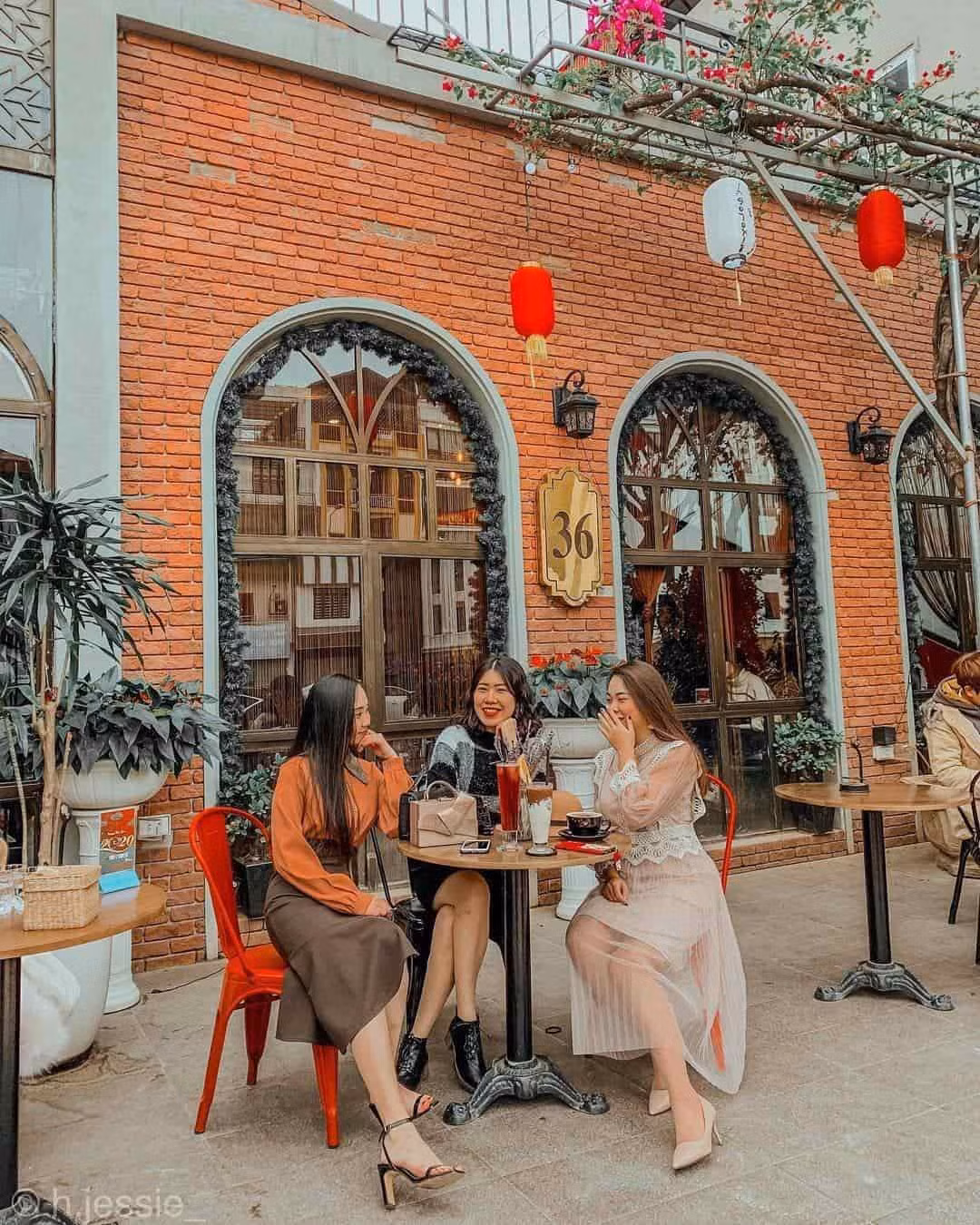 Không gian bên trong quán rộng rãi với tông màu trầm lắng hoài niệm, nhưng điểm đặc biệt của quán nằm ở không gian ngoài trời. Ảnh: Internet
