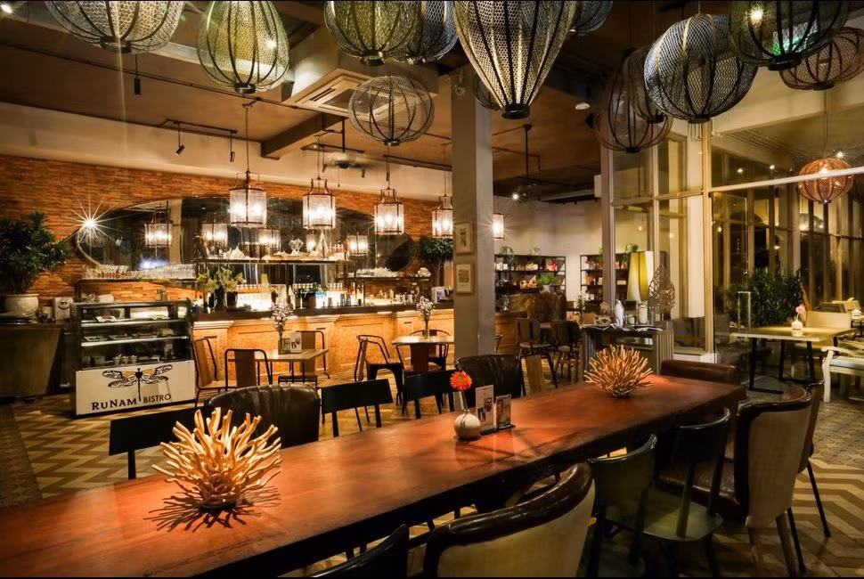 Các quán cafe trong chuỗi thương hiệu RuNam mang phong cách trang trí đặc trưng với sự pha trộn hiện đại – cổ điển hơi hướng châu Âu.