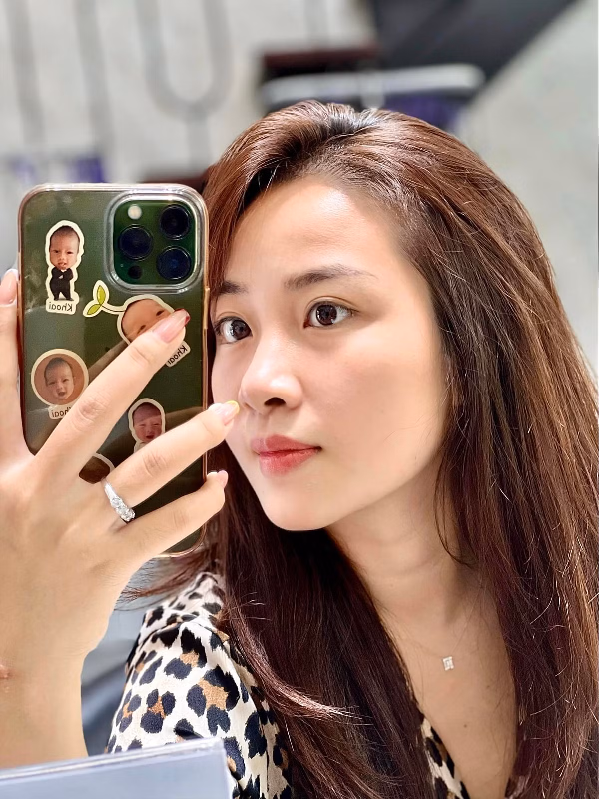 Không phải là những khoảnh khắc trang điểm kỹ lưỡng, bà mẹ hai con tự tin để mặt mộc, chụp cận mặt bằng cam thường.