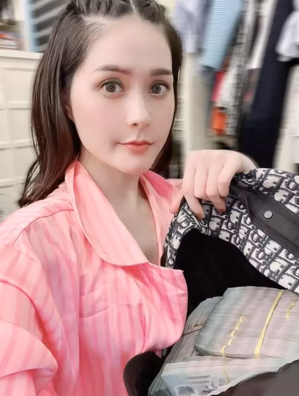 Trên trang cá nhân, Đoàn Di băng và anh xã đại gia - doanh nhân Nguyễn Quốc Vũ liên tục cập nhật hình ảnh về chuyến đi. Đi kèm cô chia sẻ thêm loạt ảnh đang ngồi đếm tiền để tặng cho người dân nơi đây.