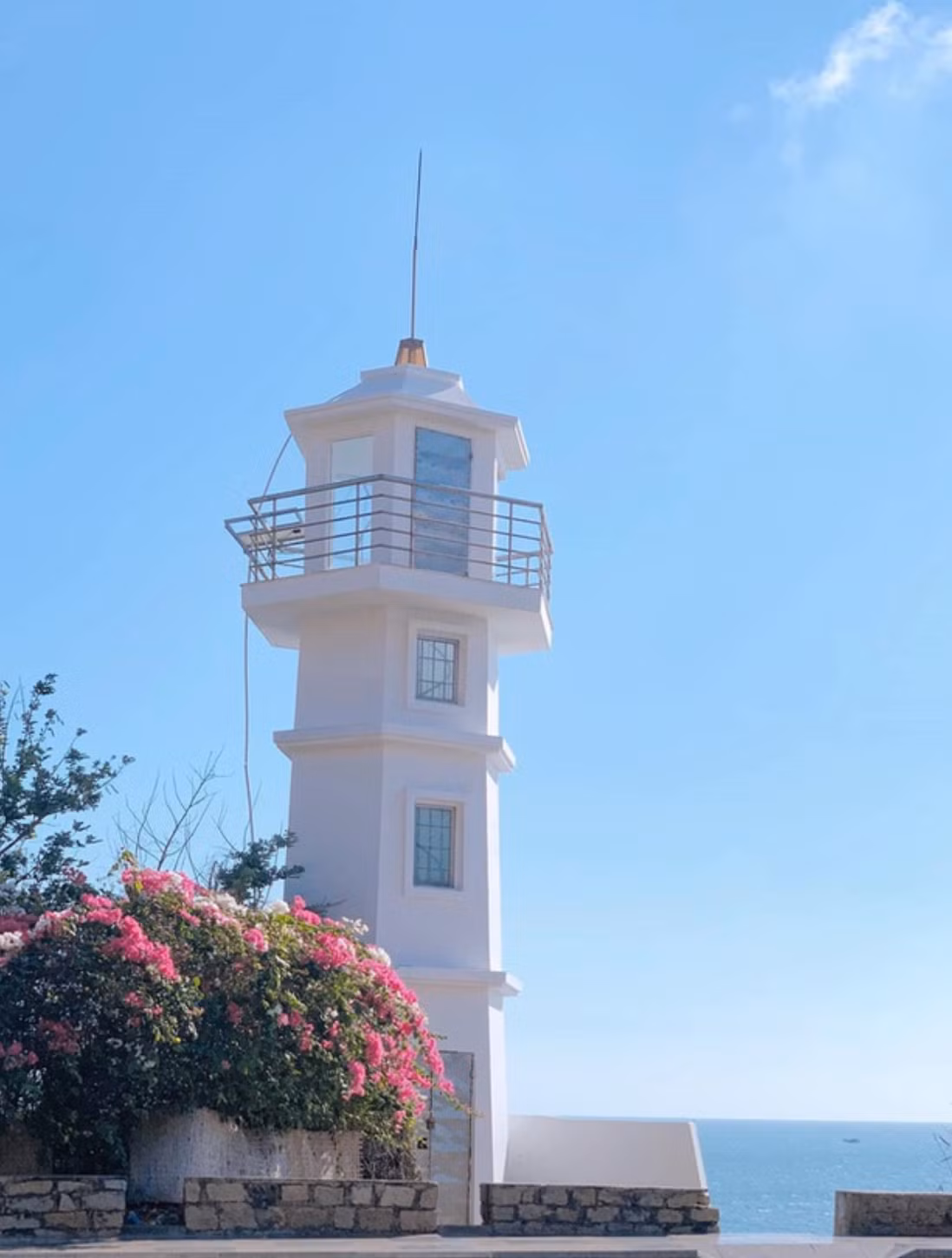 Tuy không sở hữu view ngắm toàn cảnh Vũng Tàu từ trên cao như hải đăng lớn, nhưng đứng tại hải đăng nhỏ bạn cũng có thể chiêm ngưỡng bờ biển trong xanh, bãi cát vàng óng ở bãi Dâu ở khoảng cách rất gần. Ảnh: @anchoivungtau