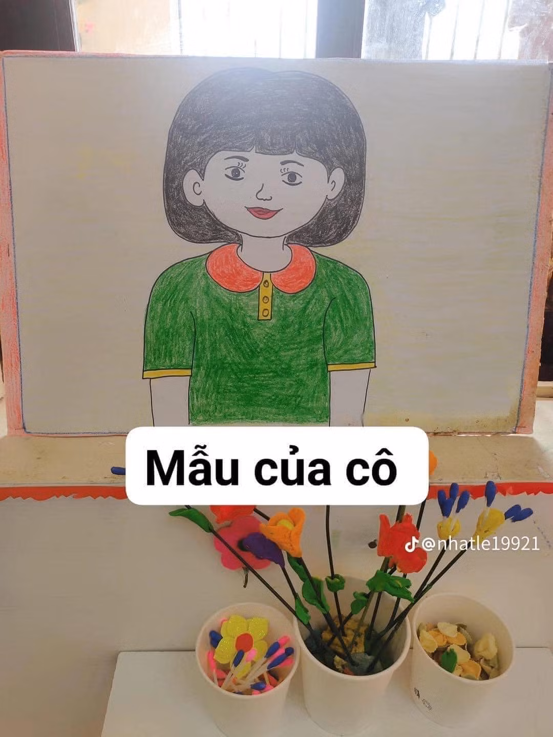 Mới đây những cậu bé, cô bé của một trường mầm non đã khiến cư dân mạng cười lăn cười bò khi vẽ tranh tả bố, tả mẹ theo mẫu.