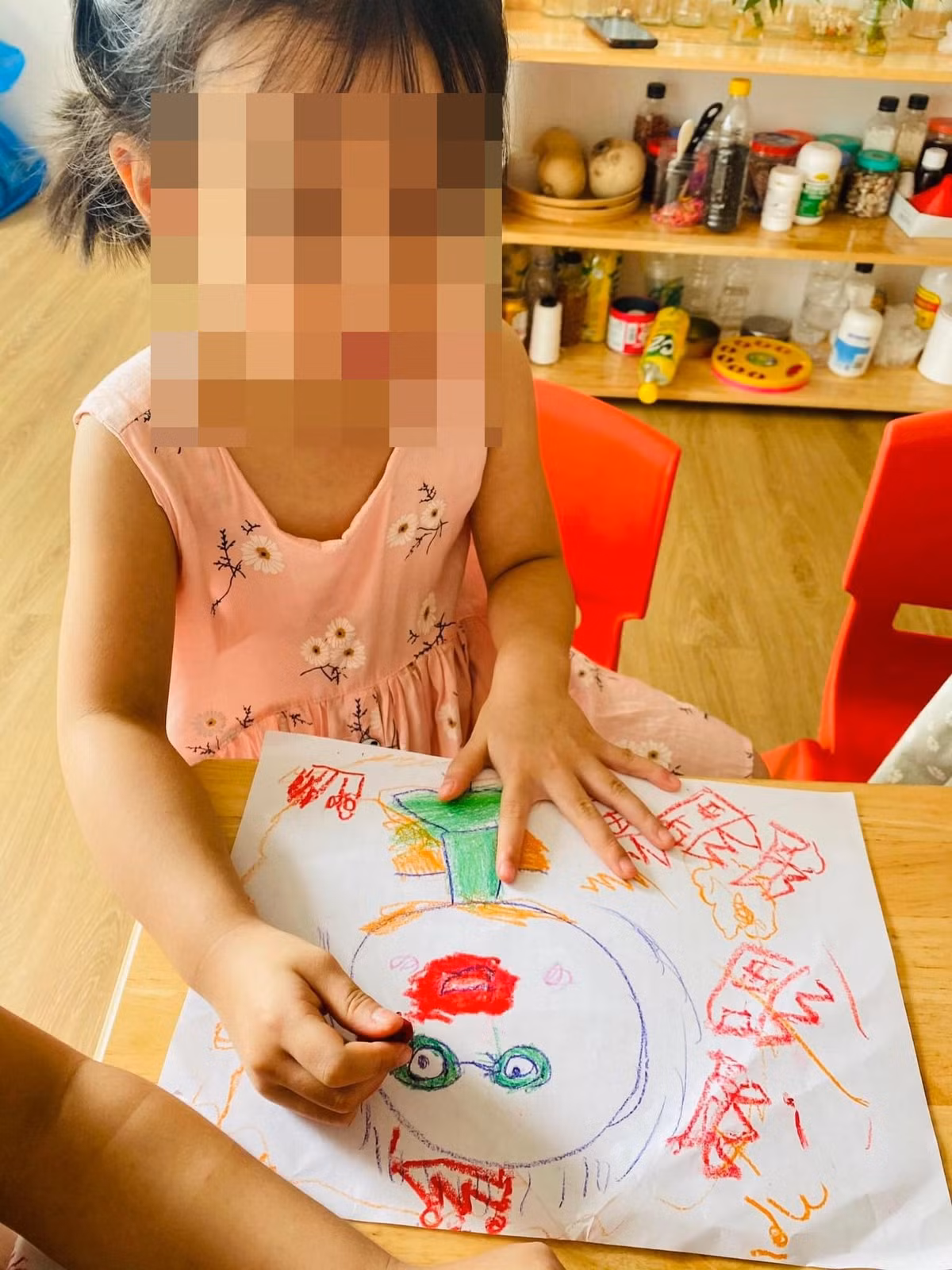 Khuôn mặt với mái tóc lởm chởm, đôi môi đỏ chót là hình ảnh người mẹ trong tâm trí của cô bé này. Ảnh: Nhatle
