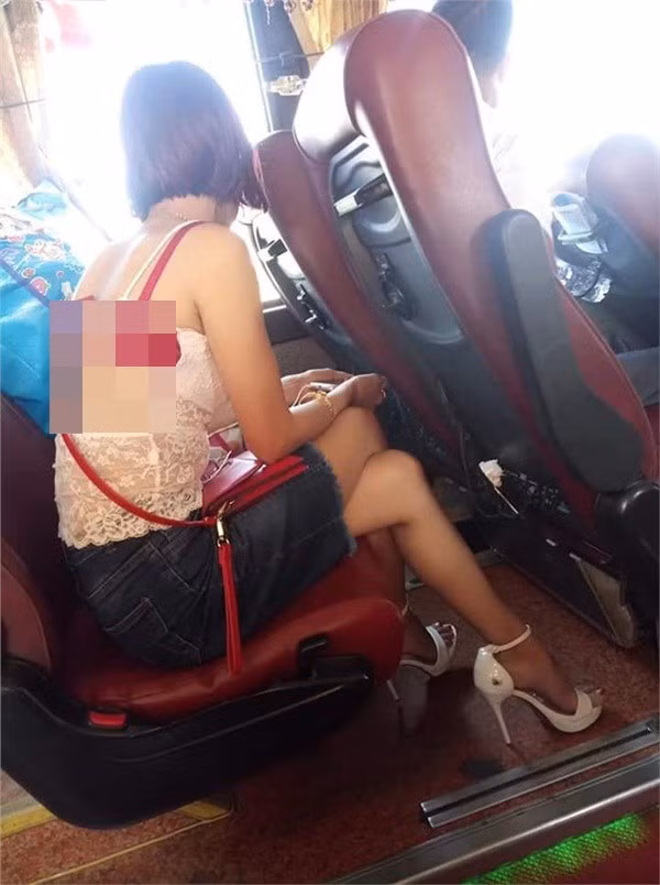 Trong ảnh, người phụ nữ diện chiếc áo ren 2 dây vô cùng gợi cảm. Thế nhưng tâm điểm lại là cách ăn mặc hớ hênh ở mặt sau của chiếc áo gần như "không có vải".