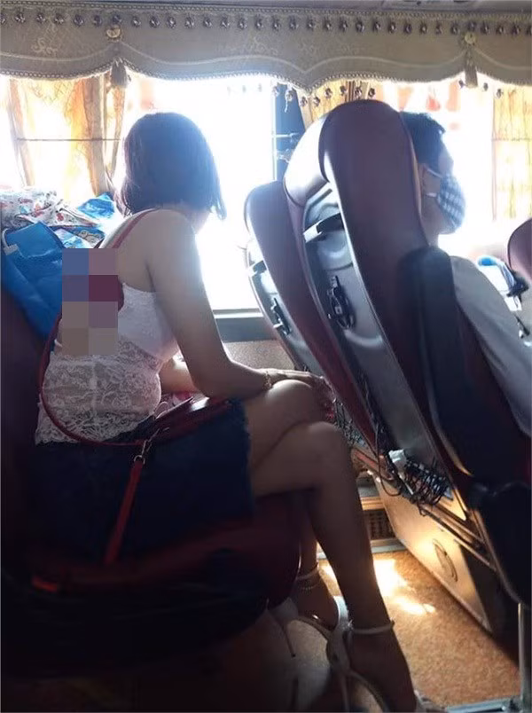 Đặc biệt, chiếc áo lót trên người gái xinh này không biết vì vô tình hay hữu ý mà tuột hết khuy khiến hình ảnh trở nên vô cùng phản cảm.