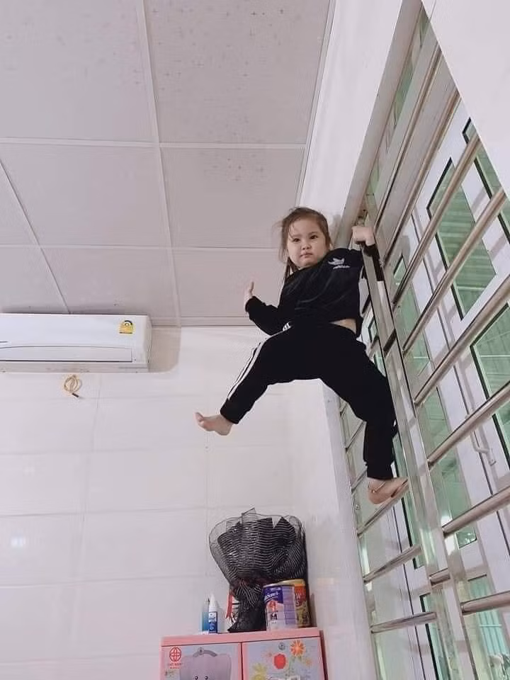 Sau khi chứng kiến những hình ảnh này các bậc phụ huynh không khỏi than trời: "Con nhà ai mà nghịch thế này".