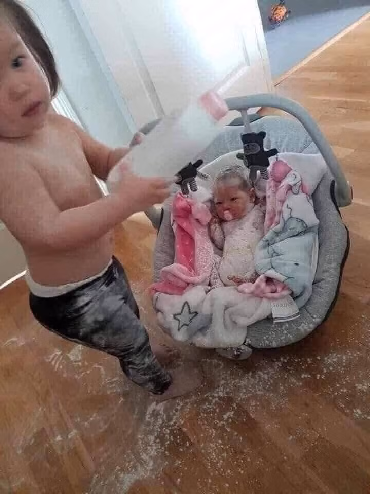 Hình ảnh một bé gái được mẹ giao cho trông em và cái kết khiếp vía đã nhận về sự chú ý lớn từ cư dân mạng.