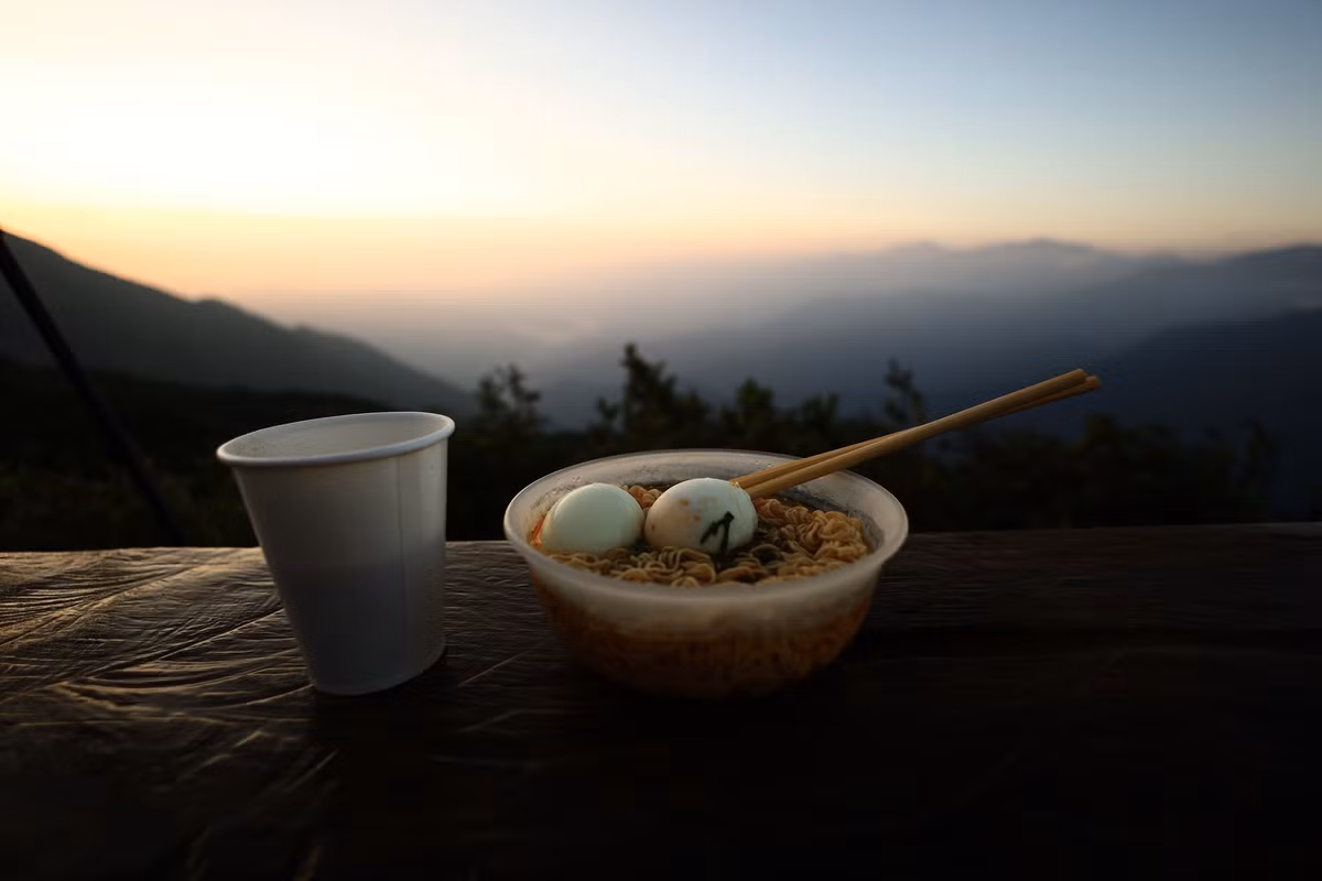 Thưởng thức bữa sáng chỉ với bát mì tôm trứng, ngồi trên cao nhìn xuống cảnh thiên nhiên hùng vĩ là điều thú vị mà tín đồ mê phượt nào cũng muốn trải nghiệm.