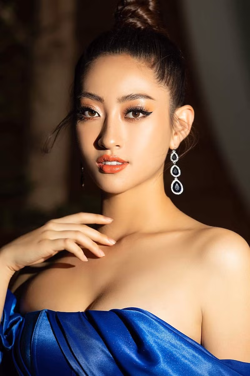 Trong những hình ảnh đời thường, người đẹp Cao Bằng thể hiện phong cách giản dị.