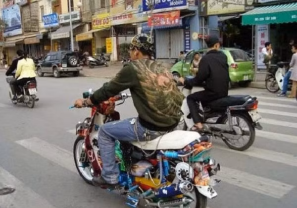 Nếu như trước kia, một số thanh niên chỉ độ bô để đi xe phát ra tiếng, thể hiện bản chất "dân chơi" thì kiểu độ xe hiện nay rất đa dạng. Thậm chí nhiều người độ đèn, độ loa lên xe gây mất an toàn giao thông.