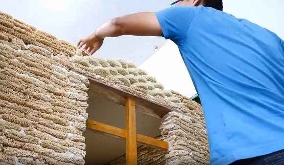 Với 2.000 gói mì hết hạn và keo dán, anh Trương kì công dựng nên căn nhà từ mì tôm có "1 - 0 - 2" để cho con ngủ.
