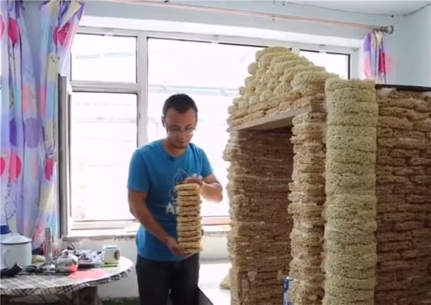 Mới đây, ông bố Trung Quốc tên Trương thể hiện tình yêu với đứa con sắp chào đời bằng căn nhà mì tôm.