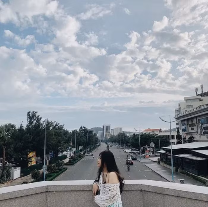 Sau khi lên đại học, Phương Oanh nhận ra rằng, mình không thể tiếp tục sống với sự ám ảnh cân nặng này nữa. Cô quyết tâm giảm cân nhưng hành trình này không đơn giản như cô tưởng. Trong 2 năm đầu tiên, cô nhiều lần muốn từ bỏ việc giảm cân vì quá khổ cực. Cuối cùng, nhờ chế độ ăn uống hợp lý, kiên trì tập thể dục, cô đã giảm được hơn 50kg. Hiện tại, với chiều cao 1m63, cân nặng 47kg, cô trở nên tự tin hơn rất nhiều. Sau khi giảm cân, Phương Oanh cũng học thêm cách trang điểm và ăn mặc. Vì thế, trông cô rất khác lạ, xinh đẹp và có nhiều người theo đuổi hơn. Bạn bè cô sau một thời gian gặp lại đều khen ngợi cô như “vịt hóa thiên nga” hay “dậy thì thành công. Nhìn hình ảnh của mình trong gương ở hiện tại, cô cảm thấy hài lòng vì đã có thể kiên trì đến cùng.