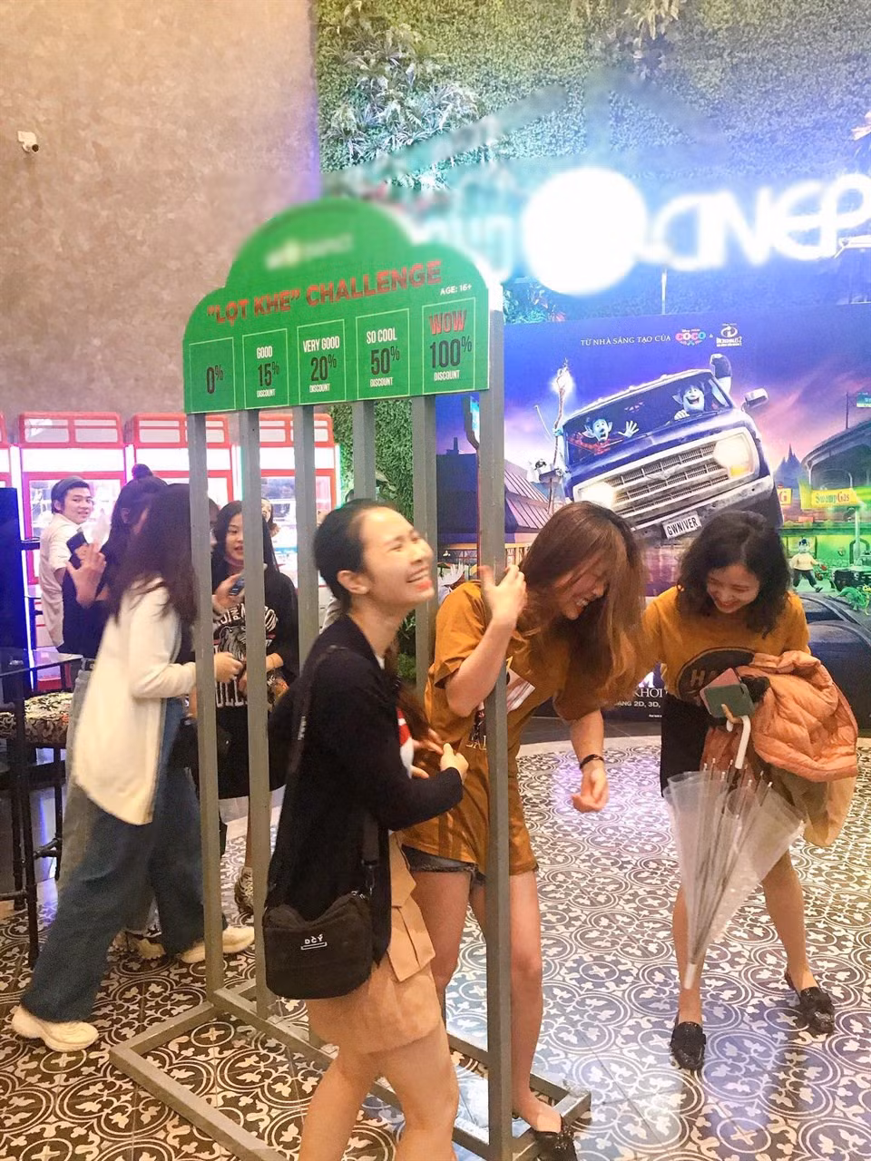 Hiện tại Hà Nội, có rất nhiều hàng quán có thử thách chui lọt khe này để thu hút khách hàng. Thử thách xuất hiện đúng vào dịp học sinh, sinh viên được nghỉ chống dịch Covid-19 nên càng có đông người tham gia.