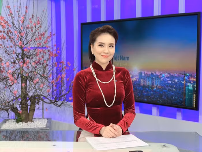 Theo đó, thay vì nói "Người lớn đi làm, trẻ con đi học, cuộc sống bình thường đang quay trở lại với Trung Quốc" thì nữ MC VTV lại nói: "Người lớn đi học, trẻ con đi làm". Không biết có nhận ra câu nói sai của mình hay không nhưng Mai Ngọc dẫn rất trơn chu.