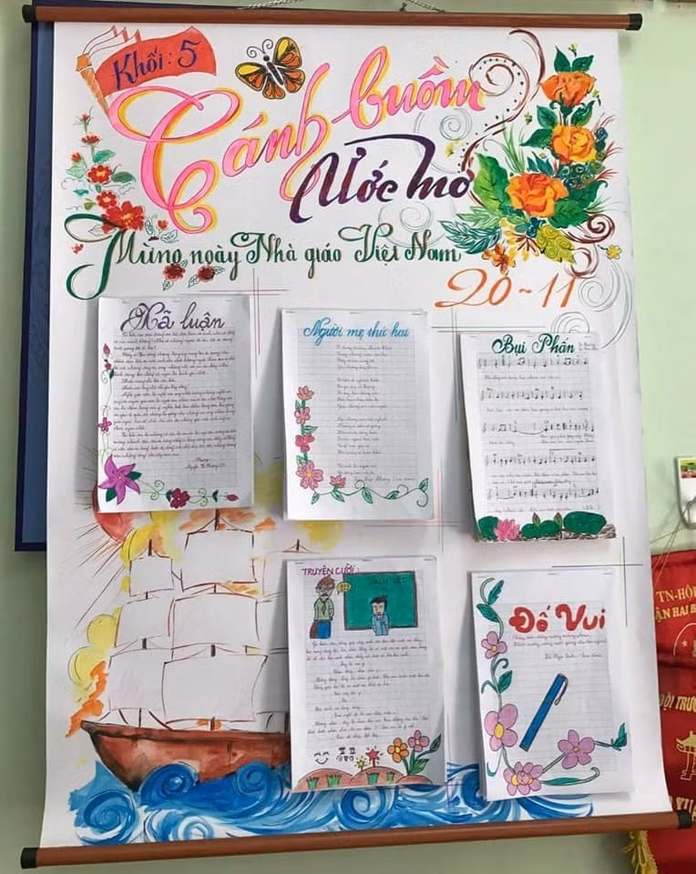 Báo tường thường bao gồm các bài thơ, bài hát, mẩu chuyện nhỏ được học sinh nâng niu chép tay và trang trí.