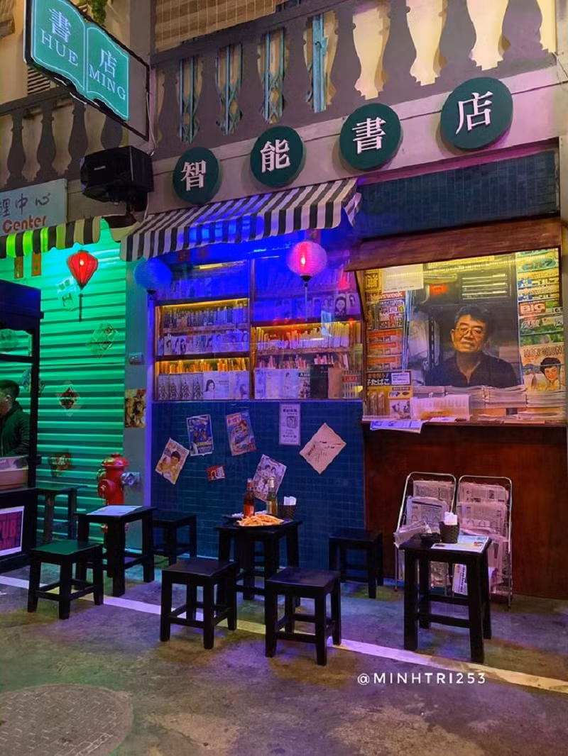 Lost in Hong Kong có địa chỉ tại 12 Đào Duy Từ, Phường Hàng Buồm, Quận Hoàn Kiếm, Hà Nội. Quán hứa hẹn sẽ là một địa điểm check-in tại Hà Nội hút khách trong thời gian tới.