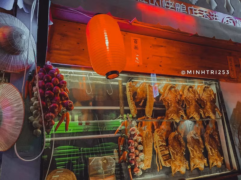 Đúng như tên gọi, Lost in Hong Kong mô phỏng một con phố Hong Kong về đêm, suầm uất những cửa hành thực phẩm, đồ lưu niệm và sáng những ánh đèn led.