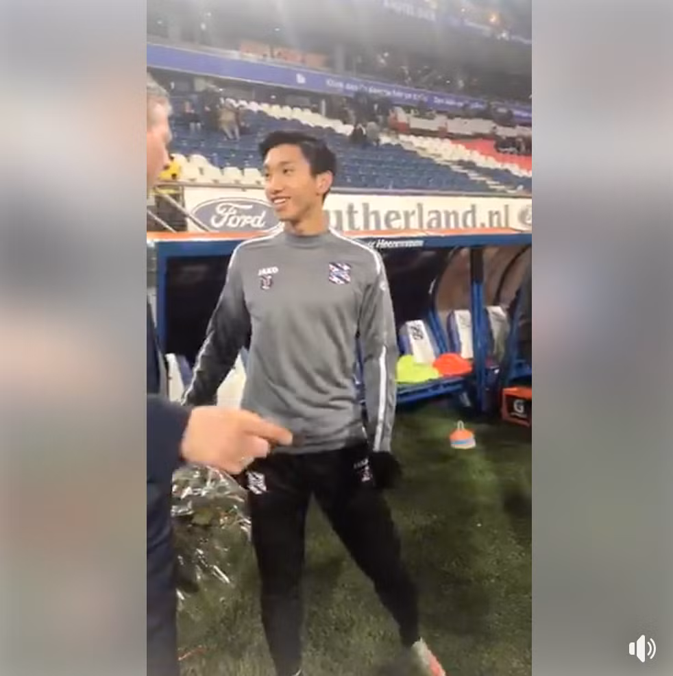 Rạng sáng 14/12 (theo giờ Việt Nam), CLB SC Heerenveen của Văn Hậu có trận đấu với Willem II trên sân nhà Abe Lenstra ở vòng 17 giải VĐQG Hà Lan. Trước khi trận đấu diễn ra, cầu thủ Việt Nam đã được vinh danh trước toàn thể người hâm mộ có mặt trên sân.