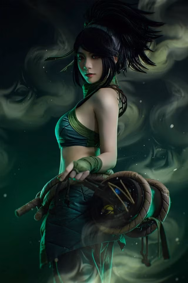 Cô nàng đã chọn hình ảnh Akali với mái tóc đen tuyền, làn da trắng mịn và chiếc áo croptop khoe trọn lưng trần gợi cảm. Hot girl tái hiện một cách xuất sắc hình ảnh của Akali, khiến người xem không khỏi xuýt xoa.