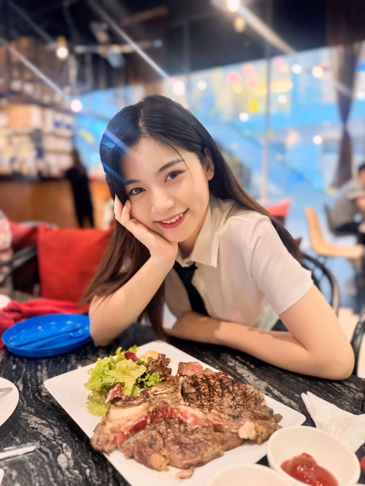 Mặc dù sinh ra trong gia đình có gia thế “khủng” nhưng Nam Phương vẫn được nhận xét có tính cách gần gũi, thân thiện và cô nàng cũng rất tự lập, kiếm tiền từ sớm.