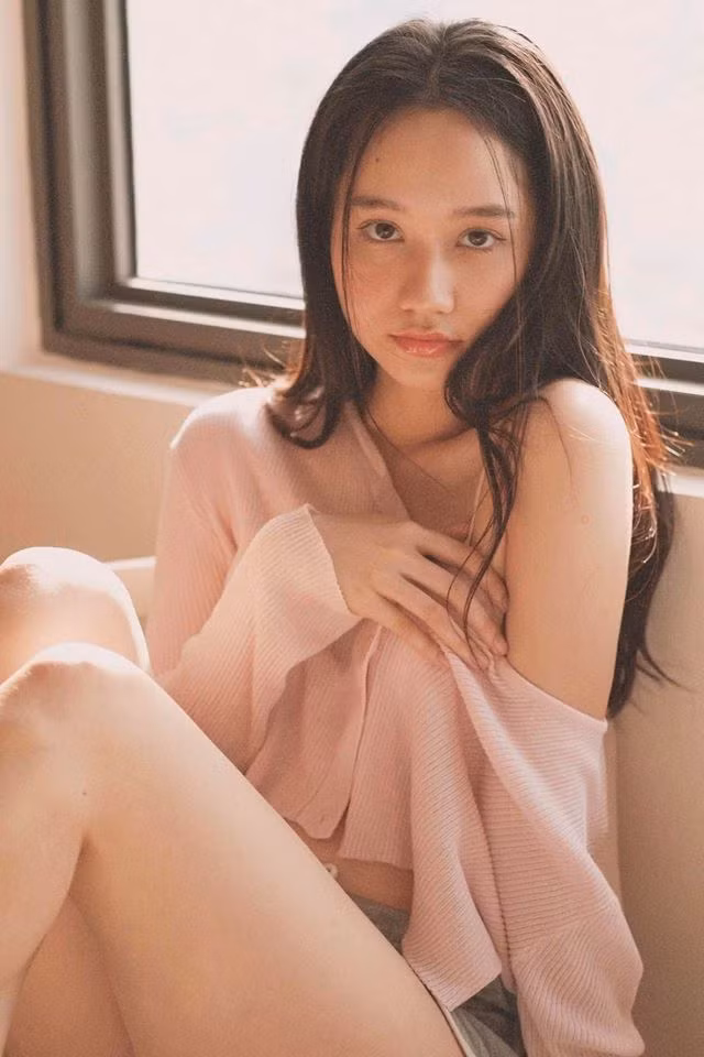 Nữ chính "Mắt Biếc" không ngần ngại diện những bộ đồ ngắn, ôm sát gợi cảm trong một số bộ ảnh thực hiện vào thời gian gần đây.