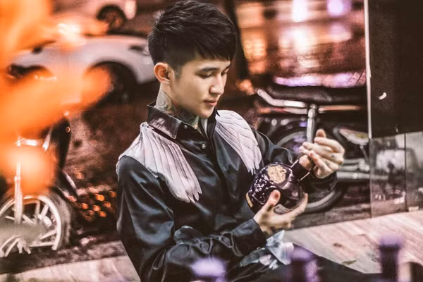Ở thời điểm đó, có rất nhiều những Fanpage ủng hộ thảm họa mạng Hoàng Tử Gió được tạo ra. Trang Facebook cá nhân của hot boy lúc bấy giờ cũng có tới gần 100.000 người theo dõi.