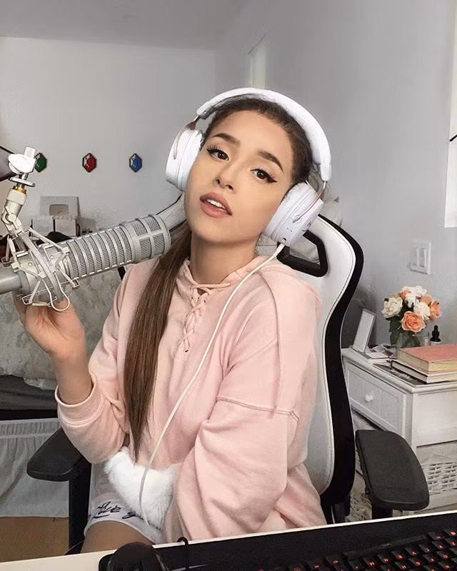 Hot girl streamer còn được yêu thích qua những video ASMR (dạng âm thanh tạo cảm giác dễ chịu).
