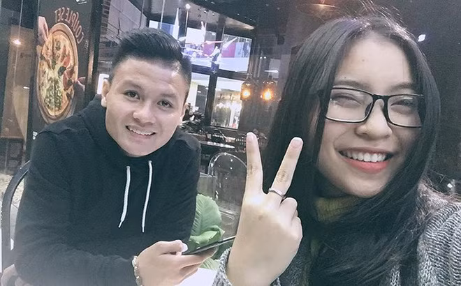 Yêu Quang Hải từ khi anh chưa nổi tiếng, Nhật Lê nhận được thiện cảm từ phía người hâm mộ. Cặp đôi từng có thời gian dài yêu nhau mặn nồng, không ngần ngại công khai trên mạng xã hội.