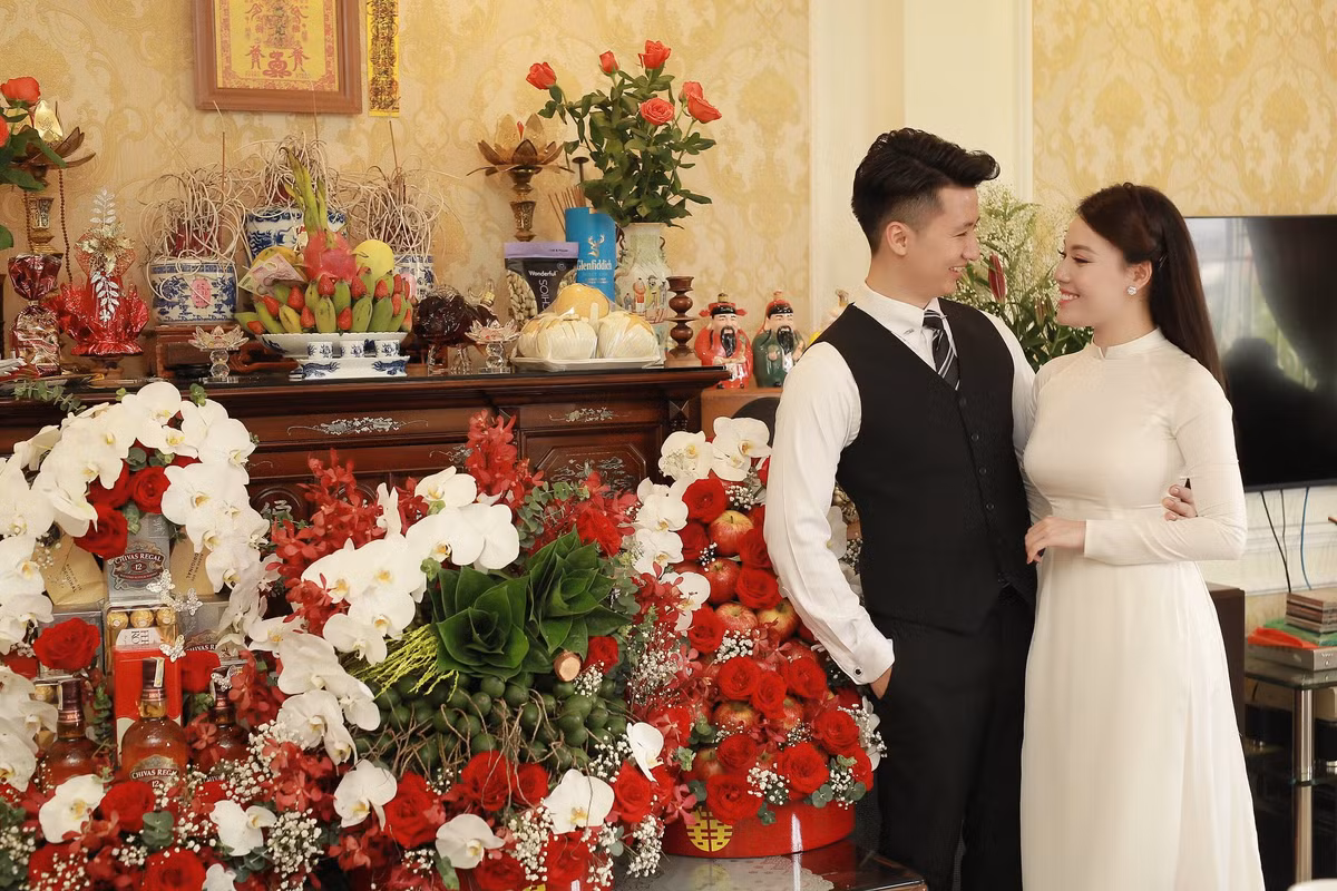 Được biết, Trọng Hưng chuẩn bị chu đáo, từ kết hợp 2 loại hoa Hà My thích đến sắp tráp thật tinh tế.