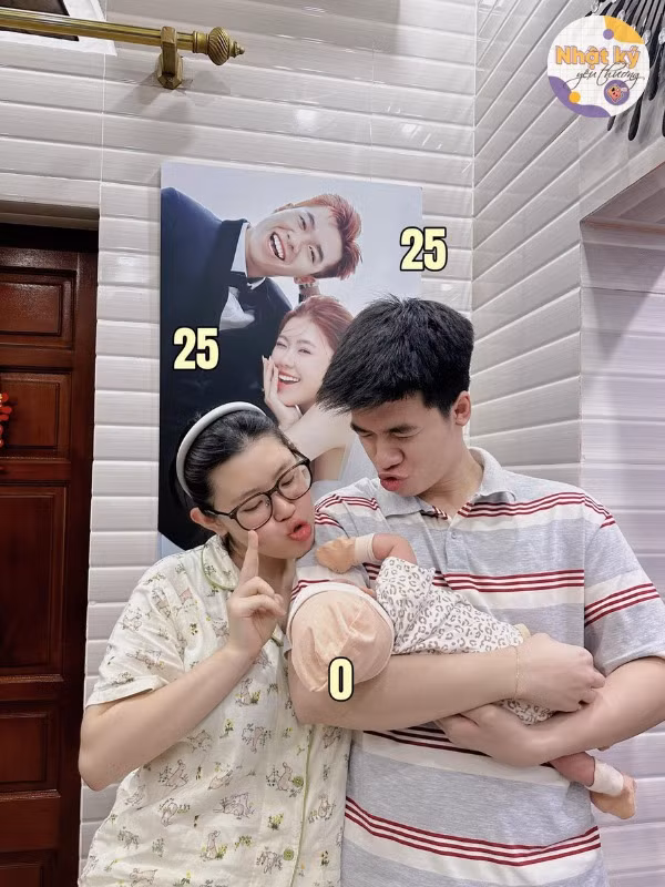 Hạnh phúc viên mãn ở tuổi 25 đón thành viên đầu lòng. Nhiều netizen đã bày tỏ sự ngưỡng mộ đối với tình cảm sắt son của cặp đôi: “Tình yêu từ giảng đường, thật đáng ngưỡng mộ”, “đáng yêu quá, nhìn thôi cũng cảm thấy hạnh phúc lây”.