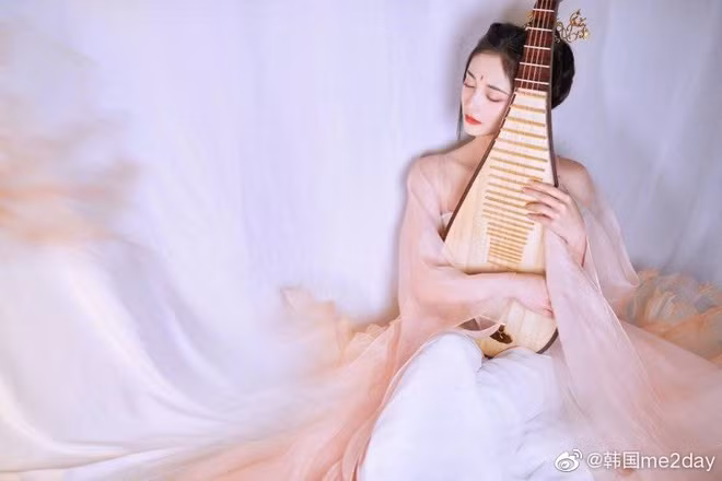 Không chỉ có vậy, cô nàng bị người hâm mộ nhận xét là nhan sắc tỉ lệ nghịch với EQ bởi những phát ngôn vô duyên trên sóng truyền hình. Trong chương trình "Thích bạn, tôi cũng vậy,", Vương Tử Dị (Nine Percent) tâm sự rằng anh muốn tổ chức lễ cưới trên du thuyền. Ngay lập tức, Chu Khiết Quỳnh bình luận: "Sau đó như tàu Titanic ấy hả?".