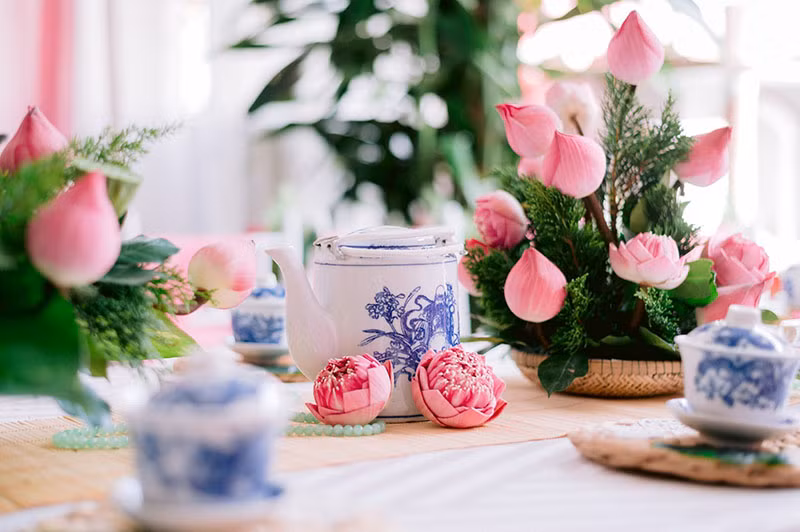 Vì yêu thích nét đẹp truyền thống nên không chỉ có hoa sen được sử dụng mà đám cưới được chăm chút tỉ mỉ từ mẹt nan, cốc, bình trà sứ vô cùng bắt mắt.