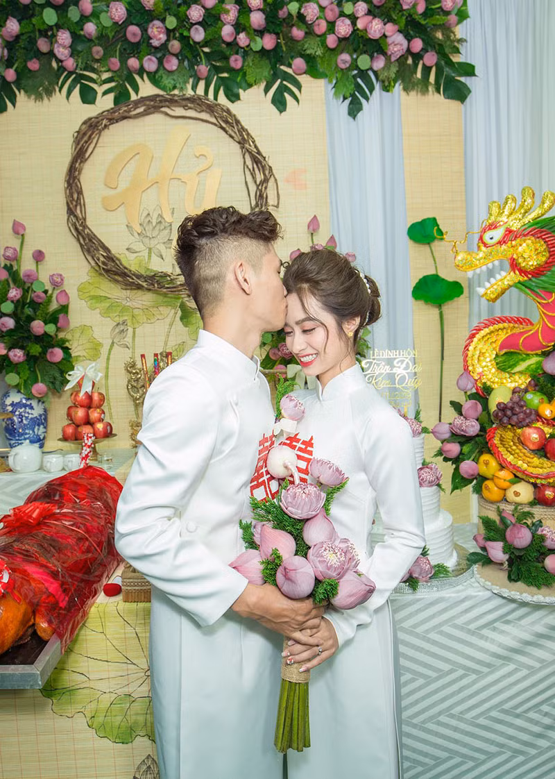 Theo tiết lộ của cô dâu, 2000 bông hoa sen đã được sử dụng để trang chí với chi phí 30 triệu đồng.
