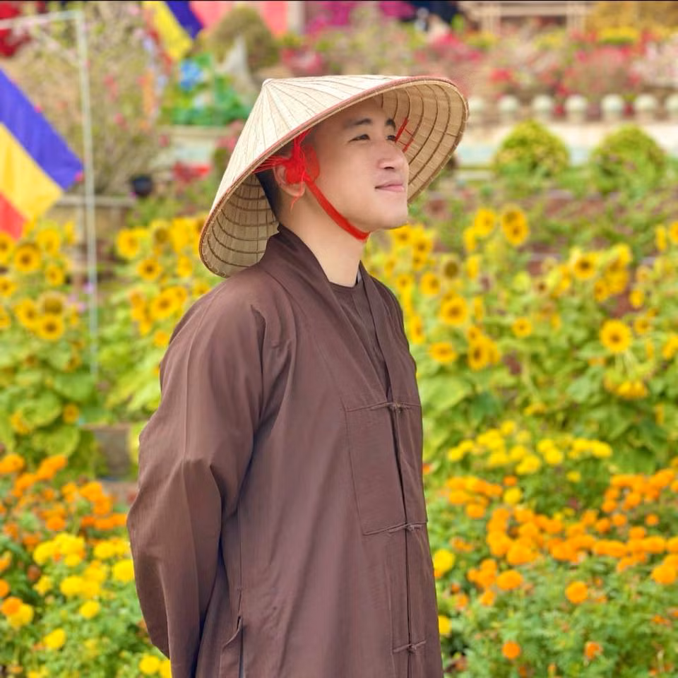 Ảnh đại diện gần đây được Huy cập nhật trên trang cá nhân với trang phục là bộ đồ lam của chùa khiến nhiều fan của anh chàng ngỡ ngàng