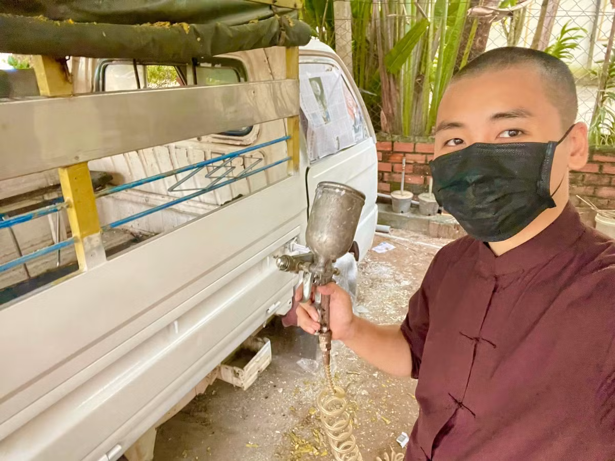 Huy cung cũng xuống tóc