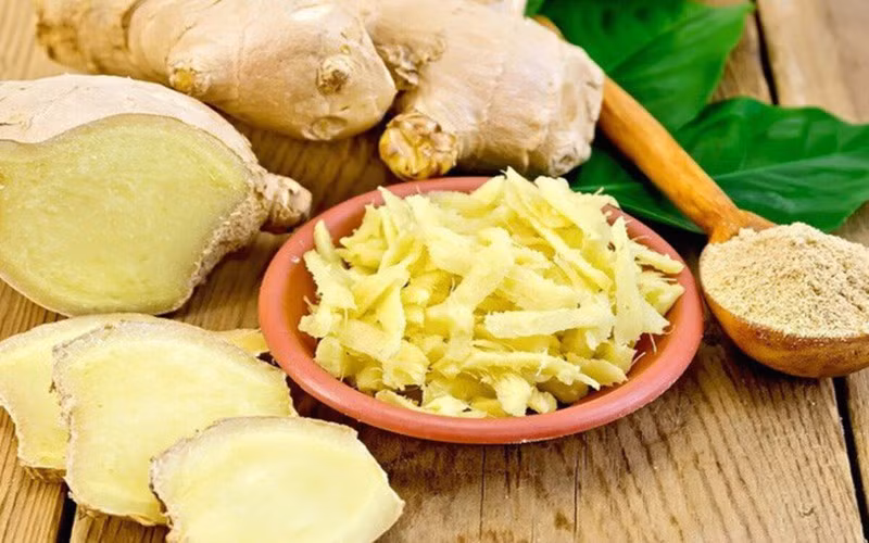 Thêm một vài lát gừng tươi vào cốc nước ấm có thể làm dịu cơn đau họng và ho.