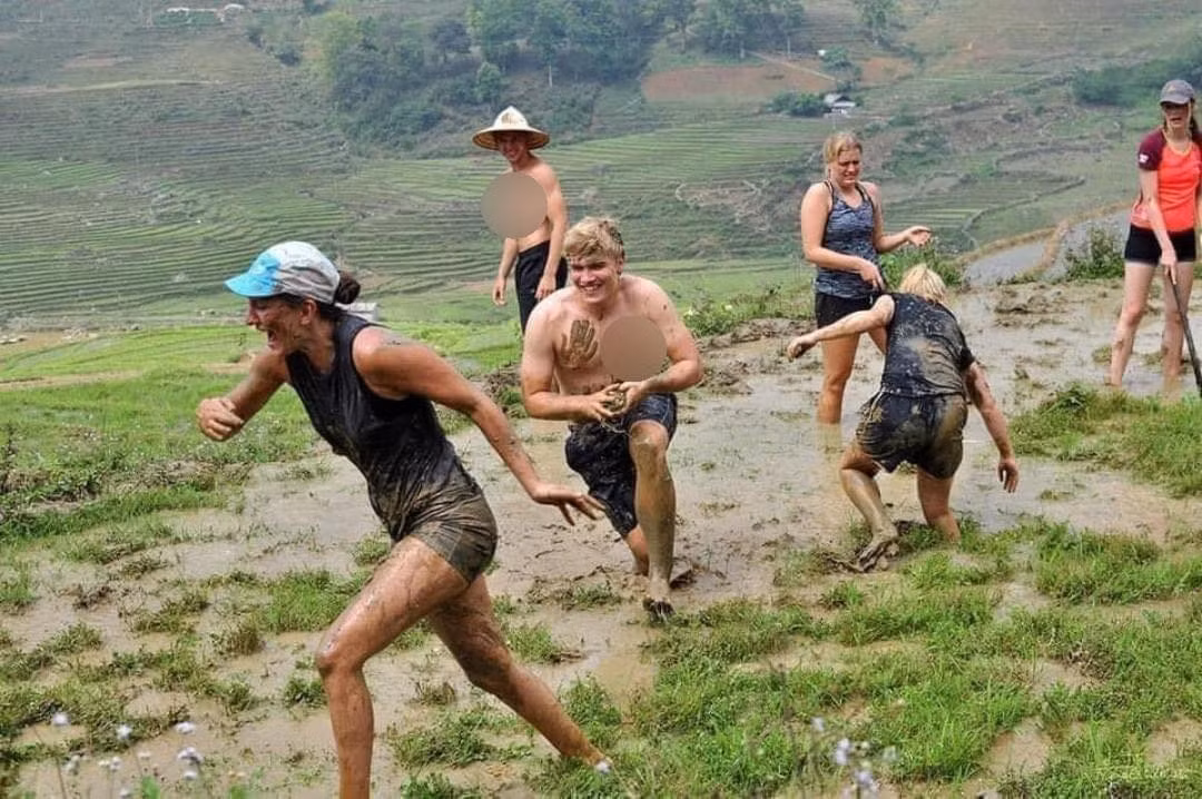Mới đây, hình ảnh một đoàn khách Tây đang hào hứng nô đùa cùng nhau trên đồng ruộng Việt Nam đã khiến rất nhiều người thích thú. Trong loạt ảnh, đoàn khách cả nam lẫn nữ ai nấy đều lấm lem bùn đất từ chân lên đầu.