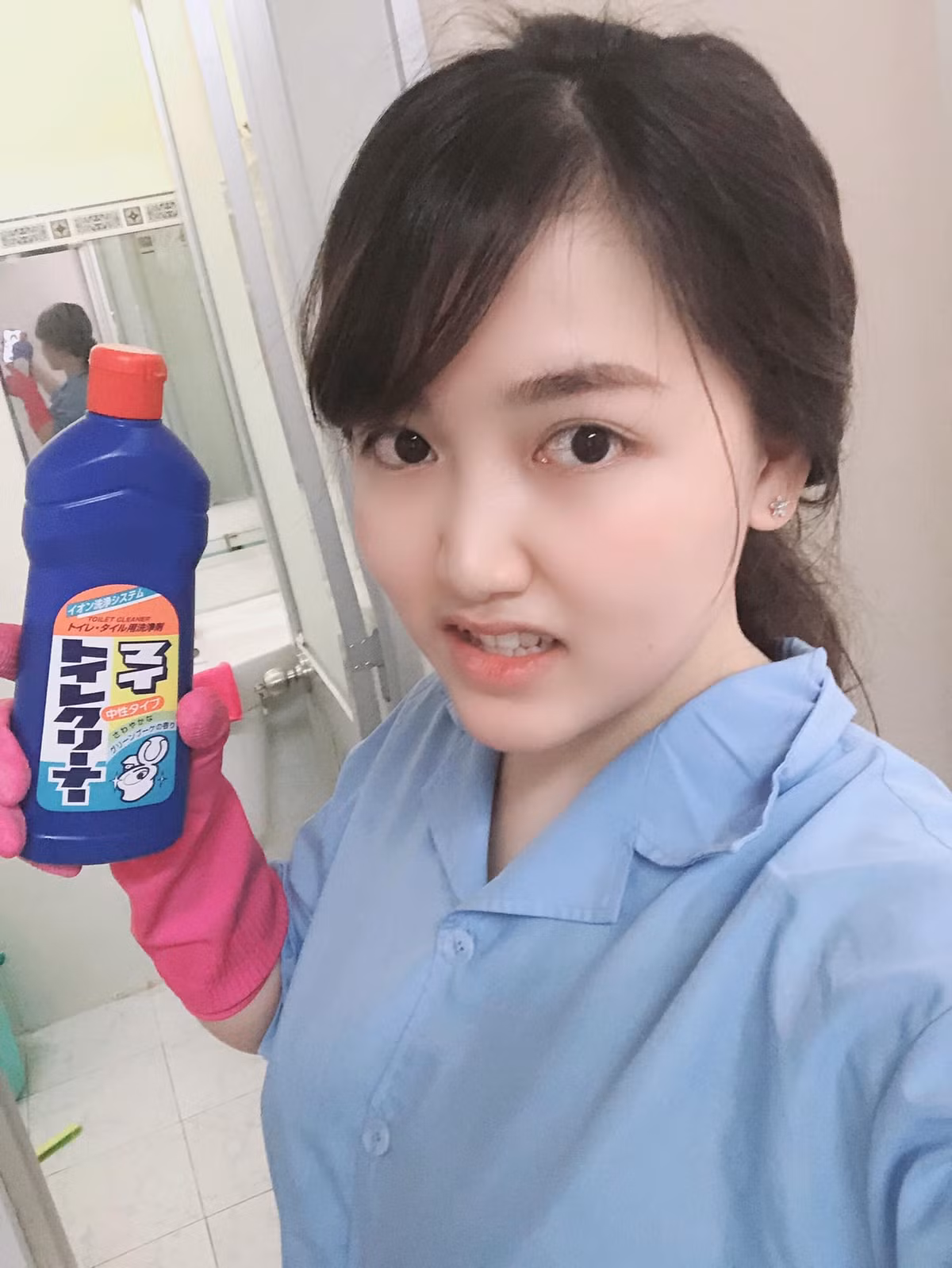 Trước đó, khi được các nhân viên y tế chăm sóc tận tình trong khu cách ly dịch Covid-19, Thùy Dung đã đáp đền bằng cách tự tay làm sạch nhà vệ sinh và nhận được sự hưởng ứng nhiệt tình từ dân tình.