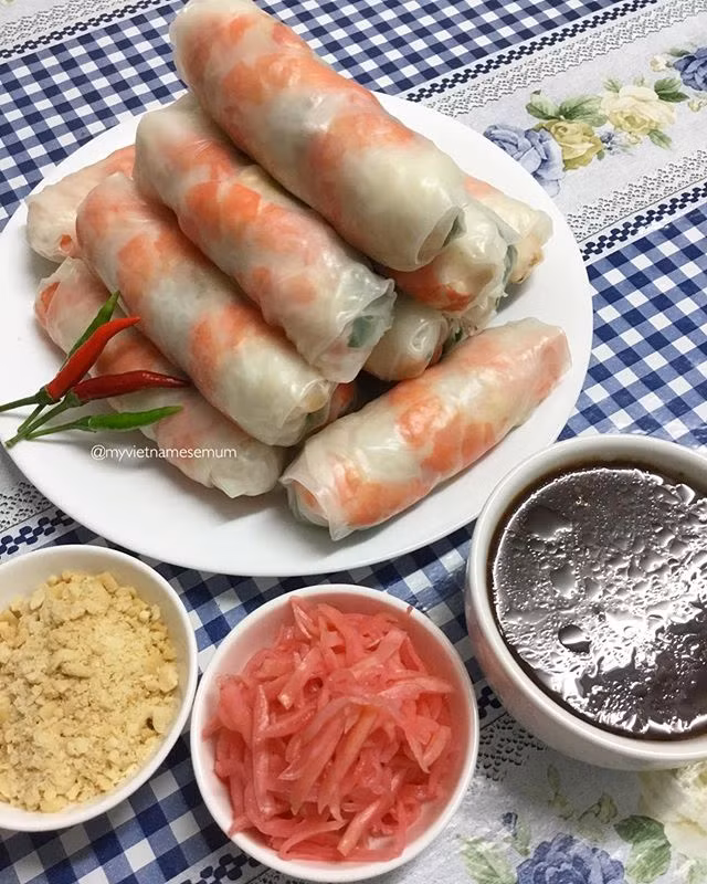Ở phần chú thích mỗi bức ảnh, 9X đăng tải thêm về câu chuyện thú vị xung quanh món ăn mẹ nấu và cuộc sống gia đình cô.