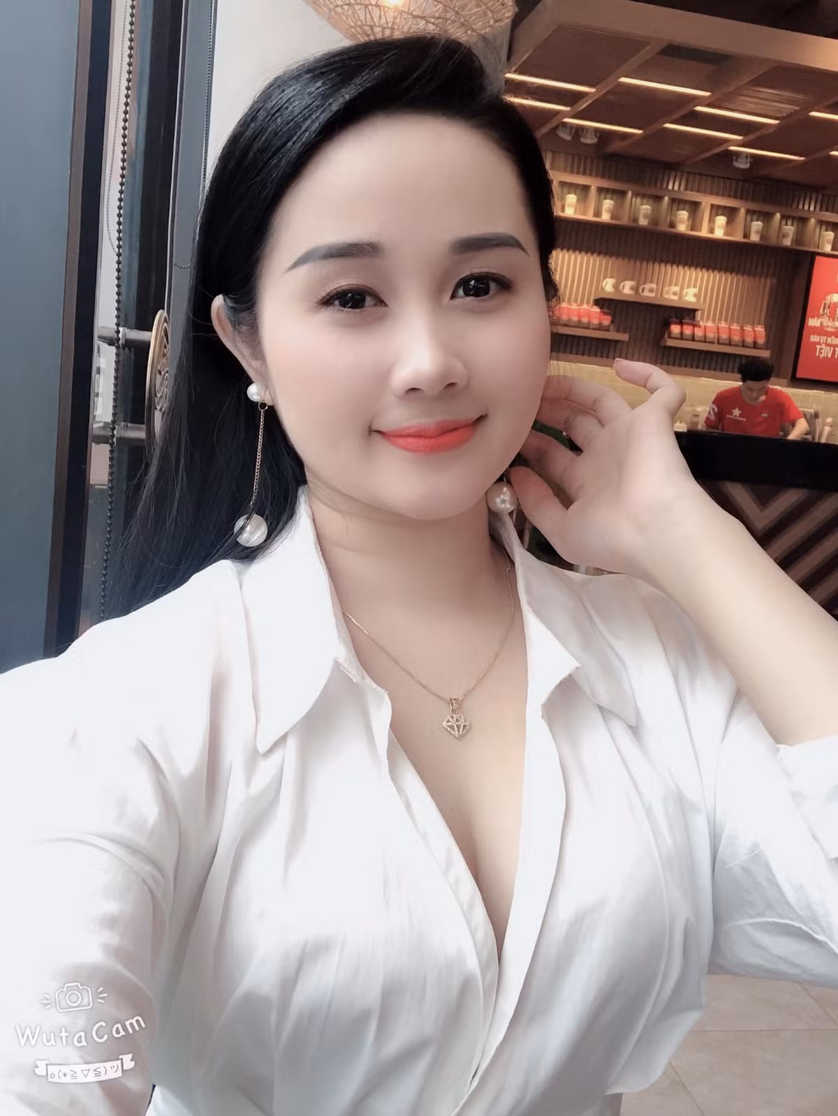 Ngọc Quyên từng theo học và tốt nghiệp ngành Múa của trường Đại học Sân khấu - Điện ảnh. Cô nàng từng dự thi "Miss Vinh 2014" và góp mặt vào nhiều chương trình biểu diễn lớn.