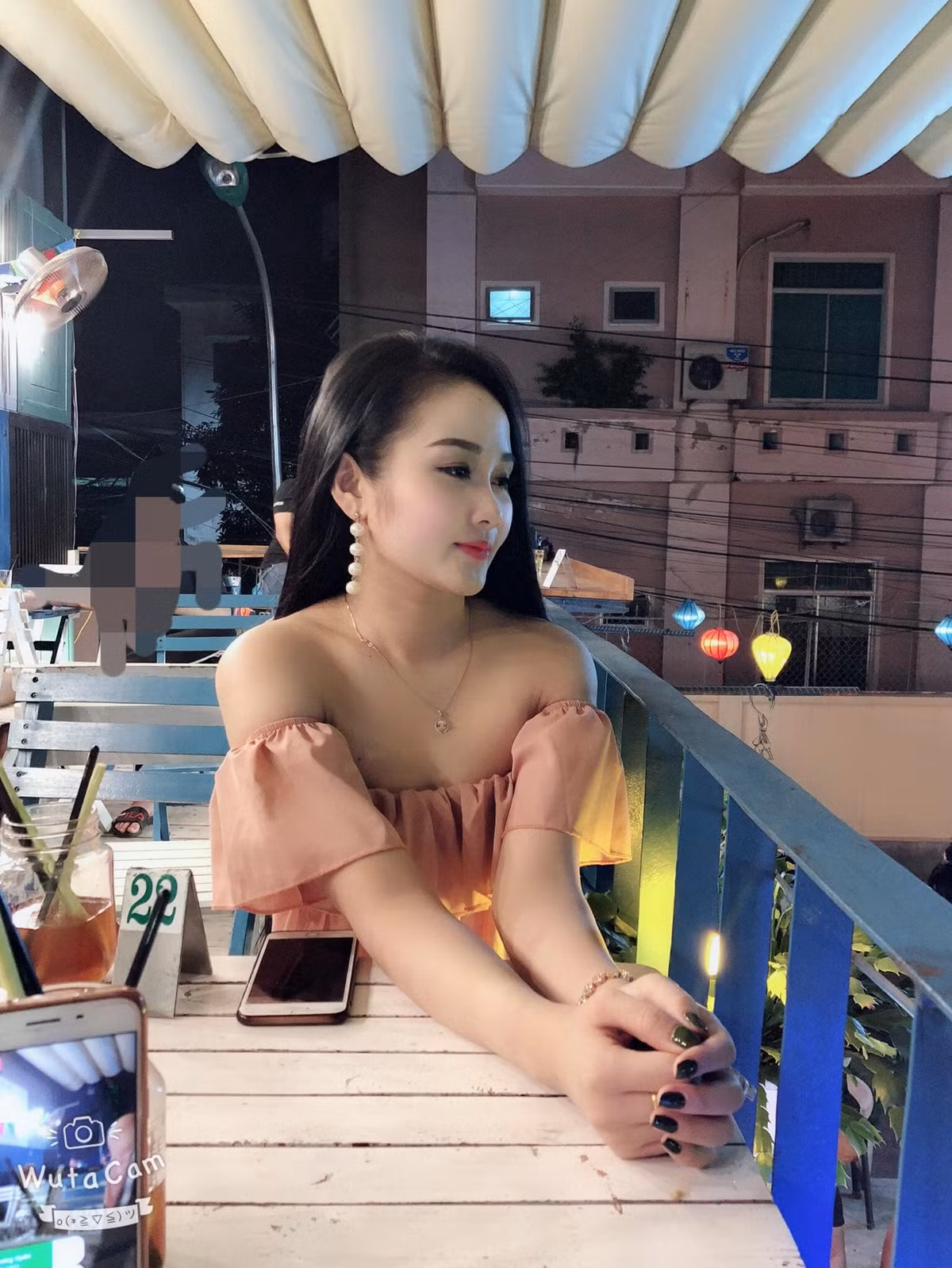 "Cho dù cả thế giới này có ghét em nhưng riêng anh thì không! Nếu trên thế giới này tất cả đều ghét em thì đều đó có nghĩa anh đã chết!" - Dòng trạng thái Tiên Linh viết gửi bạn gái trên mạng xã hội khiến nhiều người ngưỡng mộ.
