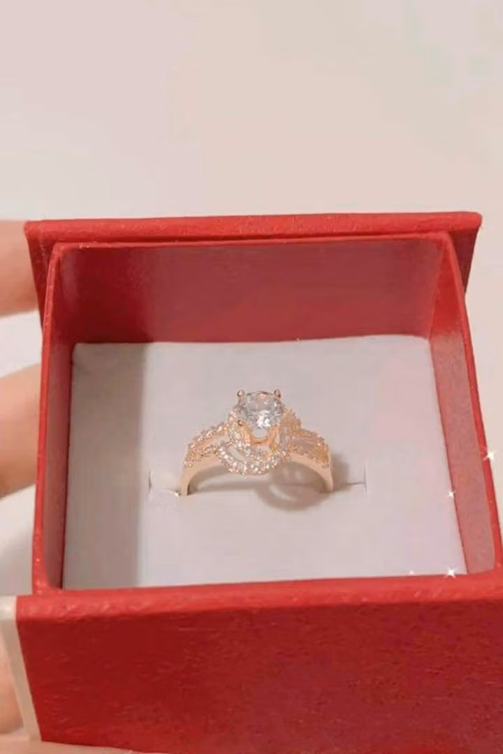 Tuy nhiên, so với cặp đôi trên chỉ tặng nhẫn vàng trơn, chàng trai này đã biết lựa chọn những món trang sức vàng có kiểu dáng xinh xẻo.